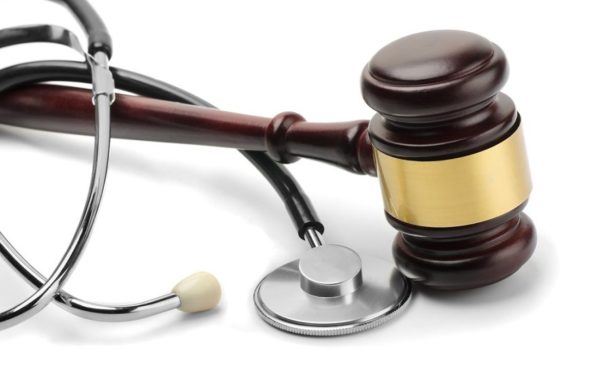 Δικαστική απόφαση: Kαταβολή του 50% μισθού σε ανεμβολίαστη υγειονομικό που βρίσκεται σε αναστολή