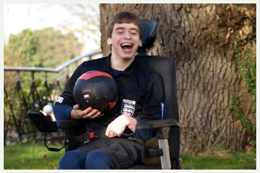 Γνωρίστε τον Νέιθαν: Τον πρώτο επίσημο διαιτητή ποδοσφαίρου σε αναπηρικό αμαξίδιο