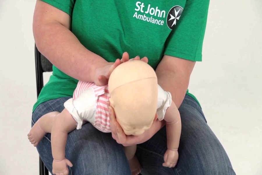 Νέες οδηγίες από τους γιατρούς για να σώσετε ένα μωρό από πνιγμό