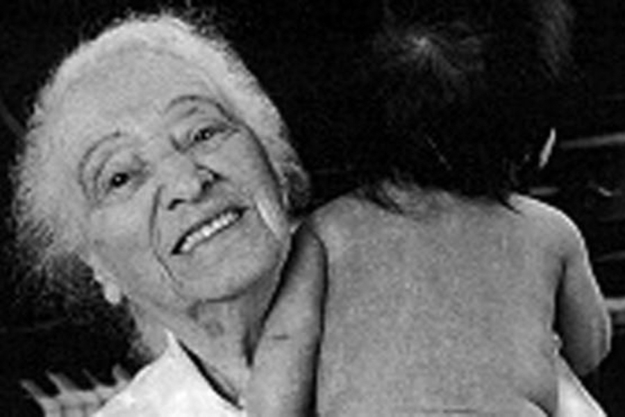 Πέθανε η πρωτοπόρος του φυσιολογικού τοκετού, Ελίζαμπεθ Μπινγκ