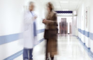 Επιτρέπονται ξανά οι ιατρικοί επισκέπτες στα νοσοκομεία