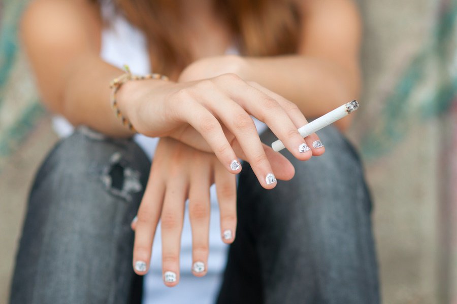 Τετράδια, στυλό και... τσιγάρο για τους Έλληνες μαθητές