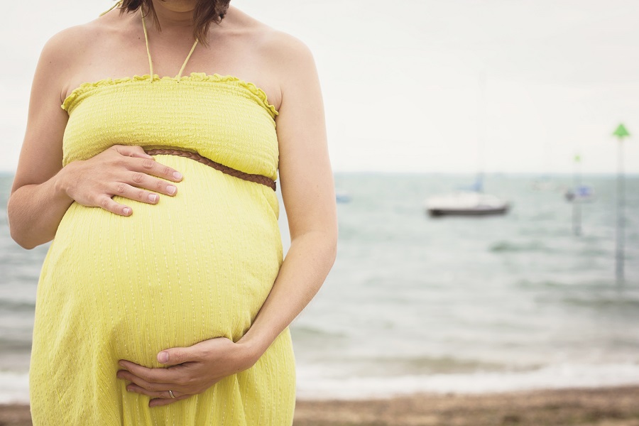 Εγκυμοσύνη: Συμβουλές για να αντέξετε τη ζέστη