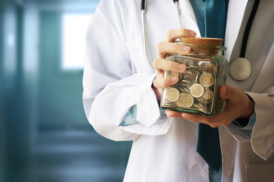 Πλήγμα στα εισοδήματα των γιατρών του ΕΣΥ το νέο ιατρικό μισθολόγιο