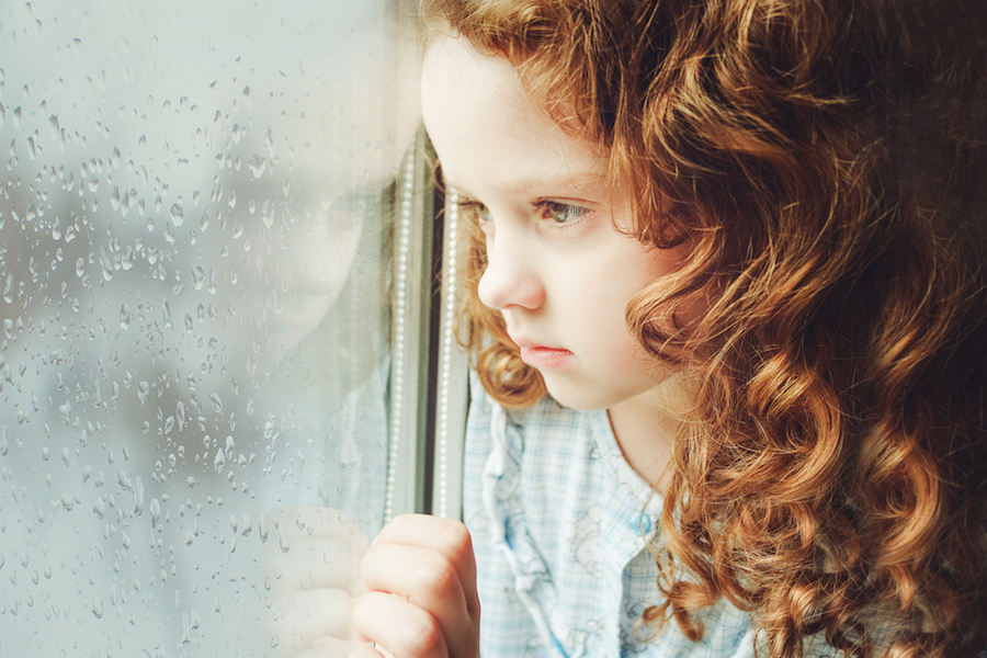 Αιτία και συμπτώματα της κατάθλιψης σε παιδιά και εφήβους
