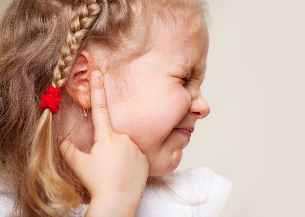 Πόνος στο αυτί του παιδιού: Που οφείλεται και τι μπορούν να κάνουν οι γονείς;