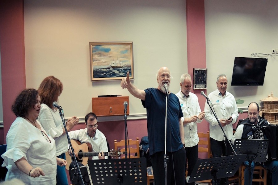 Pfizer Hellas Band και ο Διονύσης Σαββόπουλος στους ηλικιωμένους του Δήμου Αγ. Βαρβάρας