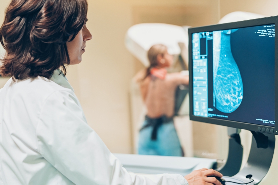 FDA: Νέες κατευθυντήριες οδηγίες για τη διενέργεια μαστογραφίας