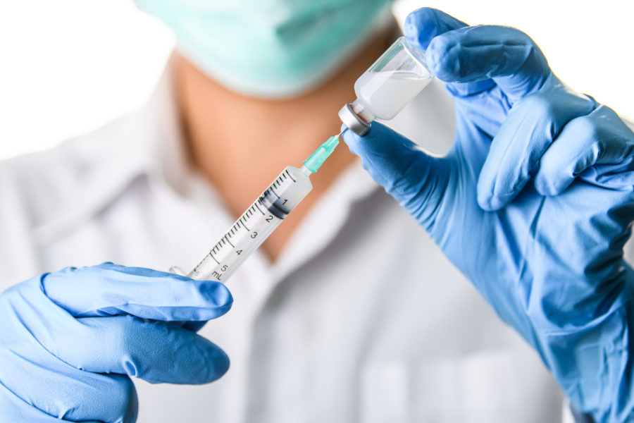 Υποχρεωτικά η 1η δόση του εμβολίου έως την 1η Σεπτεμβρίου για τους υγειονομικούς