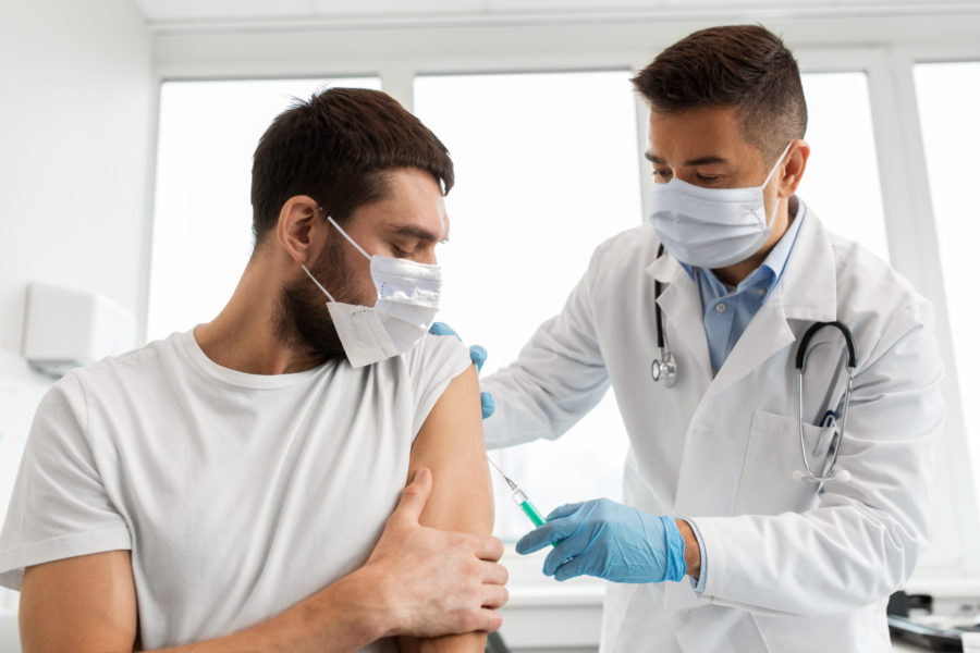Ηλίας Μόσιαλος - Ο εμβολιασμός μειώνει τις πιθανότητες εμφάνισης μακροχρόνιων επιπτώσεων της νόσου του κορωνοϊού (longCOVID) 