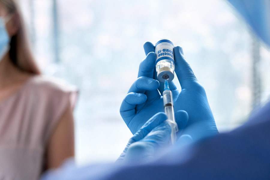 SARS-CoV-2: Τι θα γίνει εάν καθυστερήσει η χορήγηση της δεύτερης δόσης του εμβολίου