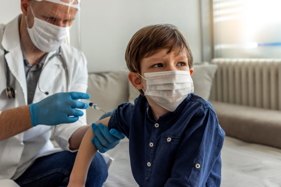 Εμβόλιο έναντι της COVID-19: Γιατί είναι ασφαλές για τα παιδιά και τους εφήβους