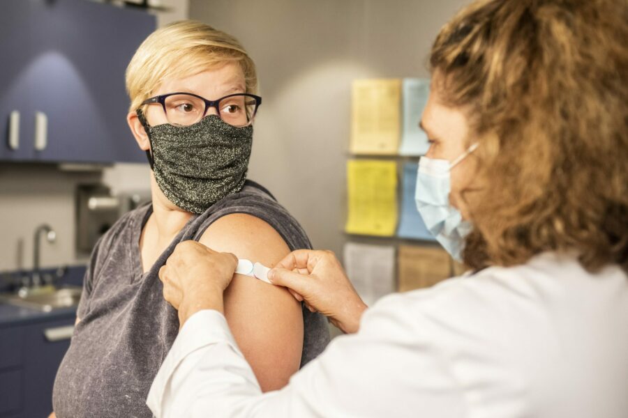 Το εμβόλιο έναντι της covid-19 προστατεύει όλους τους τύπους σώματος