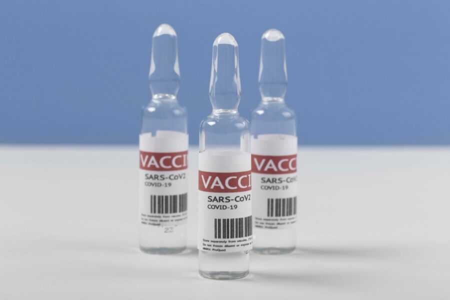 COVID-19: Ποιο είναι το όφελος από τον εμβολιασμό με τις τρεις αντί για δύο δόσεις