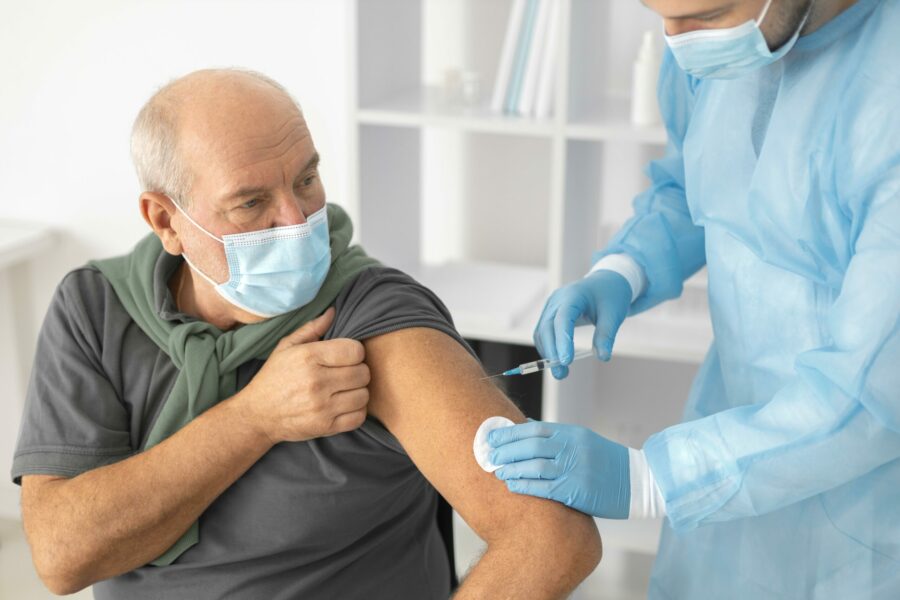 Τι απαντά το Υπουργείο Υγείας στους φαρμακοποιούς για τον αντιγριπικό εμβολιασμό