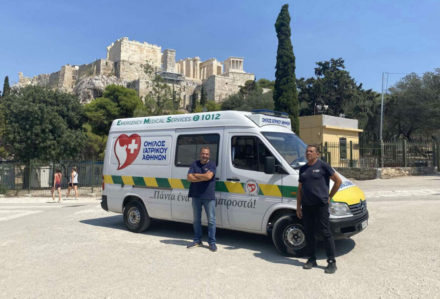 Ασθενοφόρο του Ομίλου Ιατρικού Αθηνών στην Ακρόπολη
