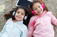 Κίνδυνοι για τα παιδιά από τη χρήση ακουστικών: Οι ειδικοί προειδοποιούν μέχρι και για απώλεια ακοής