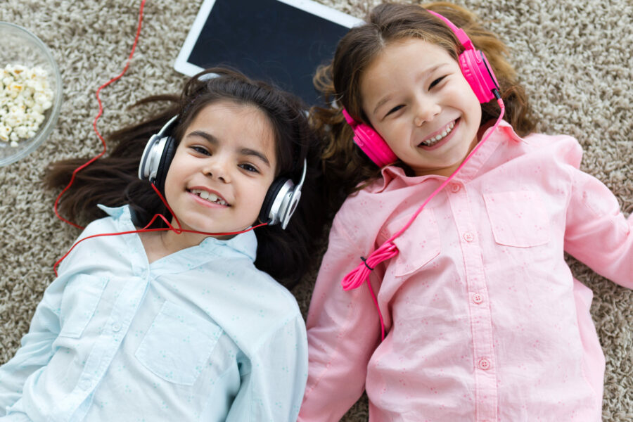 Κίνδυνοι για τα παιδιά από τη χρήση ακουστικών: Οι ειδικοί προειδοποιούν μέχρι και για απώλεια ακοής