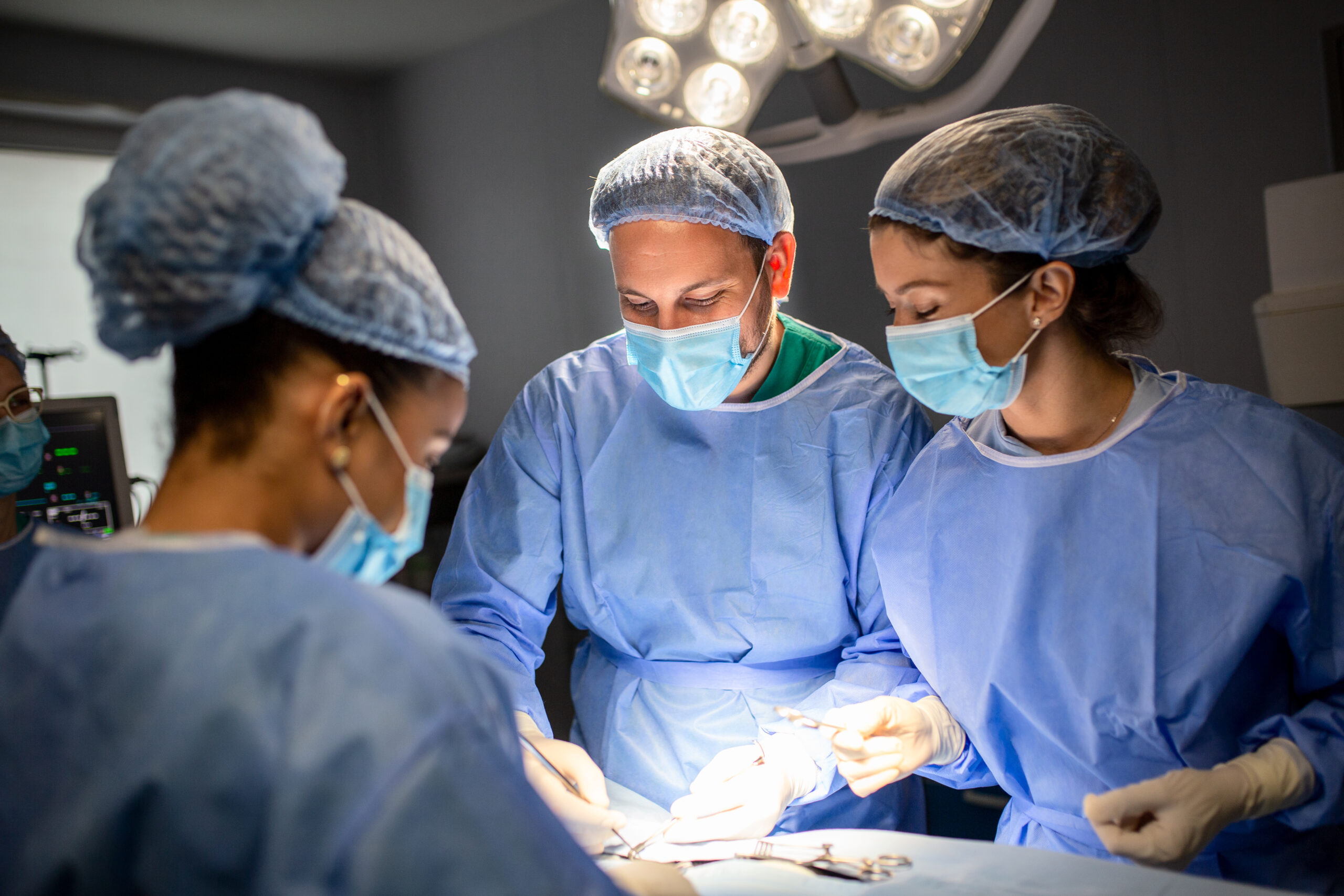 Θεμιστοκλέους: Διευκρινίσεις για τα απογευματινά χειρουργεία