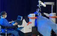 Επέμβαση-ορόσημο αμφιβληστροειδούς με πρωτοποριακό ρομπότ οφθαλμολογίας