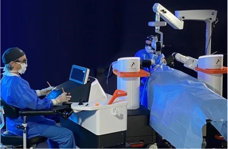 Επέμβαση-ορόσημο αμφιβληστροειδούς με πρωτοποριακό ρομπότ οφθαλμολογίας