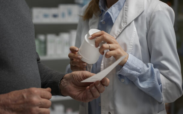 Φαρμακοποιοί: Να μην κλείσουν τον Αύγουστο τα τμήματα προμηθειών των φαρμακευτικών επιχειρήσεων